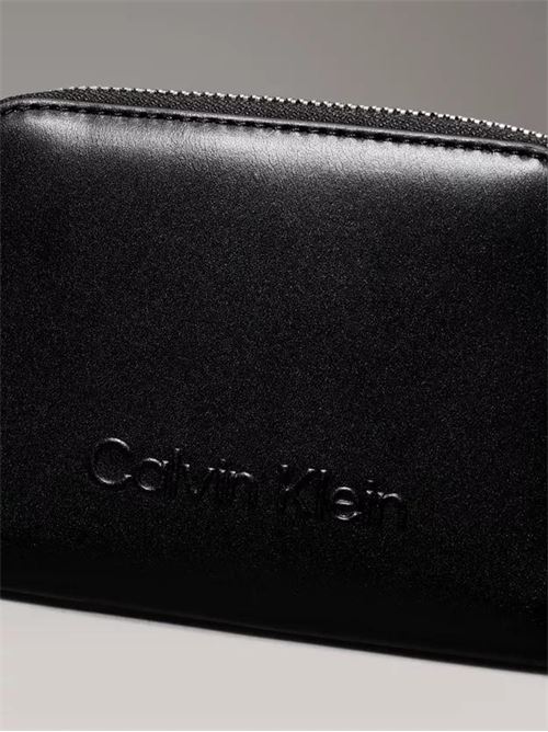 EMBOSSED LOGO ZIP MD WALLET CALVIN KLEIN | K60K612437/BEH